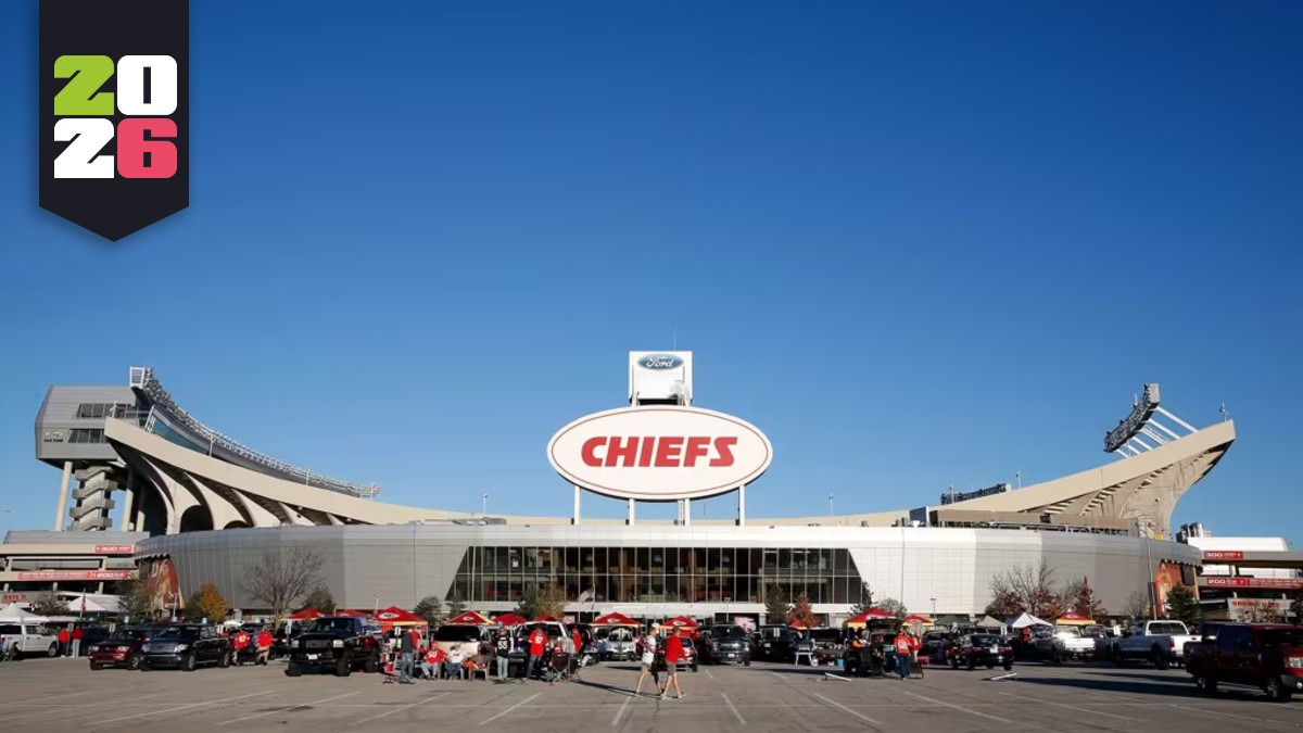 Un moderno tren del Tren Ligero de Guadalajara (blanco y rojo) espera en una estación subterránea limpia con pisos reflectantes, escaleras de mármol negro y luc