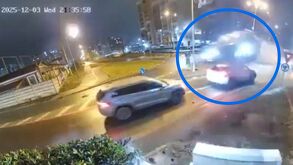 Imagen captada del video en el que un auto sale 