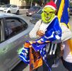 El Grinch regio vende banderas de Tigres y Rayados