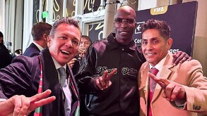 El político Pablo Lemus (izquierda) posa feliz con una bufanda al hombro. Está junto a la leyenda del baloncesto Shaquille O'Neal Y Jorge Campos