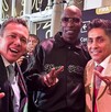 El político Pablo Lemus (izquierda) posa feliz con una bufanda al hombro. Está junto a la leyenda del baloncesto Shaquille O'Neal Y Jorge Campos