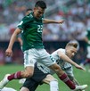 Hirving Lozano peleando un balón con Marco Reus de Alemania en Rusia 2018.