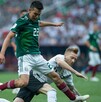 Hirving Lozano peleando un balón con Marco Reus de Alemania en Rusia 2018.