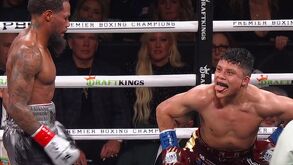 Isaac Cruz mostrándose confiado ante la buena pelea que hacía contra Lamont Roach.