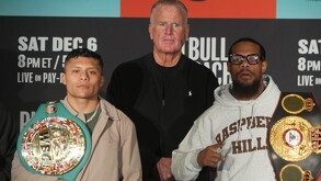 Isaac Cruz y Lamont Roach Jr. durante la ceremonia de pesaje antes de su combate.