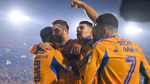 Jugadores de Tigres celebrando el gol de Juan Brunetta que abrió el marcador.
