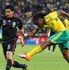 Juan Osorio en el gol de Thabalala para Sudáfrica en el partido inaugural del 2010.
