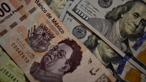 Billete de 500 pesos entre dólares estadounidenses.