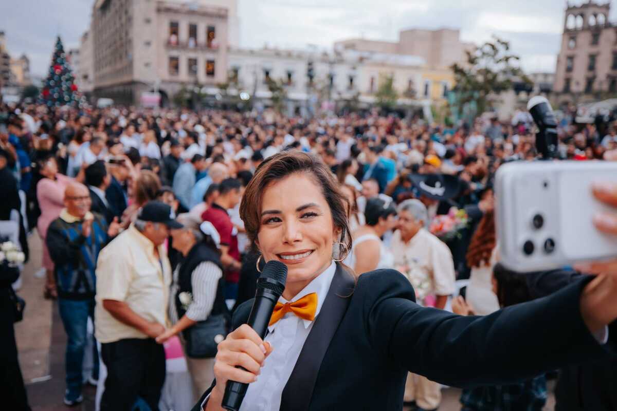 En una ceremonia de matrimonios colectivos en el centro de Guadalajara, Verónica Delgadillo casó a miles de tapatíos.