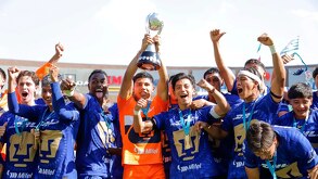 Jugadores de Pumas sub-21 levantando el trofeo del campeonato Apertura 2025.