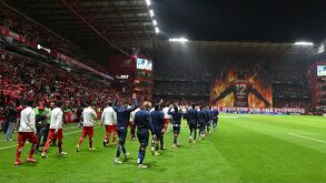 Jugadores de Toluca y Rayados saliendo al campo en el Estadio Nemesio Díez.