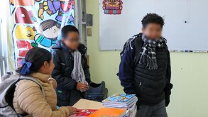 niños con uniforme y mochila en una escuela de puebla