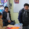 niños con uniforme y mochila en una escuela de puebla