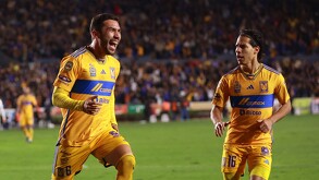 Juan Pablo Vigón celebrando su gol con Tigres junto a Diego Laínez en el Apertura 2023.