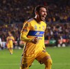 Juan Pablo Vigón celebrando su gol con Tigres junto a Diego Laínez en el Apertura 2023.