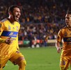 Juan Pablo Vigón celebrando su gol con Tigres junto a Diego Laínez en el Apertura 2023.