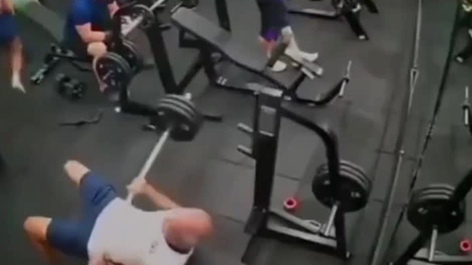 El suceso ocurrió el pasado lunes en el gimnasio RW Academia, y el momento exacto fue captado por las cámaras de seguridad del lugar.