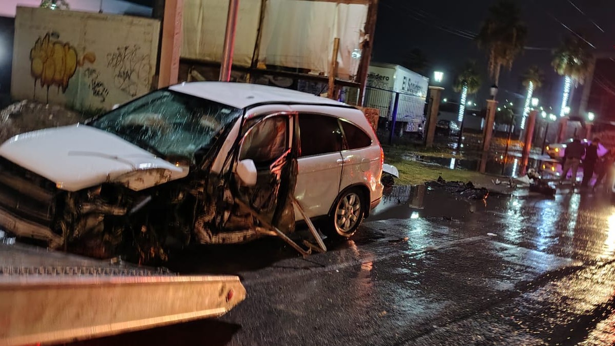 Camioneta en color blanco chocada y con la puerta caída