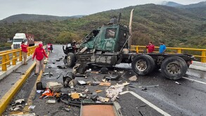 Dos accidentes simultáneos en la Autopista Guadalajara-Colima causan el cierre total de la vialidad.