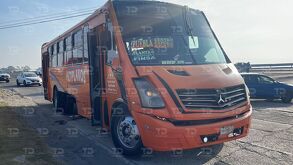 Unidad del transporte público que se vio involucrada en un siniestro vial en el bulevar aeropuerto.