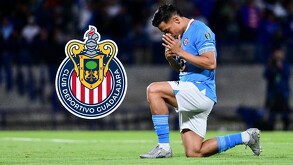El futbolista Ángel Zaldívar (o Sepúlveda) se arrodilla en el campo rezando. Viste el uniforme azul de Cruz Azul. El gran escudo de las Chivas de Guadalajara
