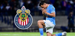 El futbolista Ángel Zaldívar (o Sepúlveda) se arrodilla en el campo rezando. Viste el uniforme azul de Cruz Azul. El gran escudo de las Chivas de Guadalajara