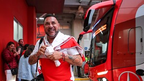 Antonio Mohamed bajando del autobús de Toluca previo a un partido de Liga MX.