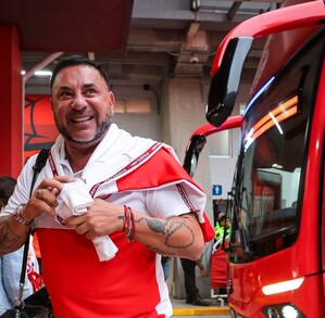 Antonio Mohamed bajando del autobús de Toluca previo a un partido de Liga MX.