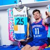 Tomás Chapero posando con los diferentes jerseys de los Capitanes de la Ciudad de México.