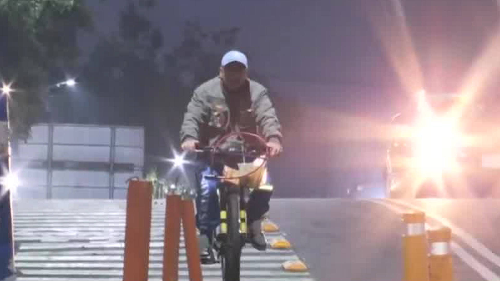 La mala planeación de la nueva ciclovía ha puesto en riesgo la vida de ciclistas por el cruce de los carros en algunos puntos de la vialidad.