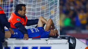 Jesús Orozco Chiquete, entre lágrimas, abandonando el terreno de juego en el Tigres vs Cruz Azul.