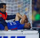 Jesús Orozco Chiquete, entre lágrimas, abandonando el terreno de juego en el Tigres vs Cruz Azul.