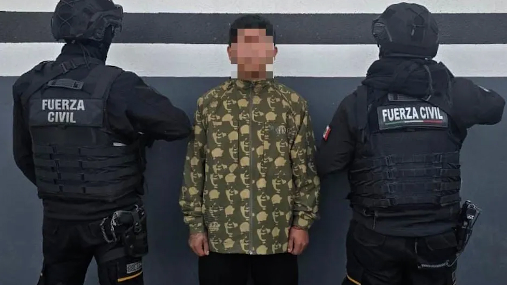 Elementos de Fuerza Civil capturaron a un menor que corría para evadir la revisión y que llevaba 53 dosis de distintos narcóticos en Monterrey.