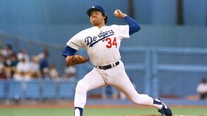 Fernando Valenzuela lanzando una bola con los Dodgers de Los Angeles