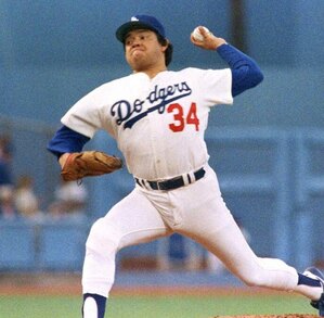 Fernando Valenzuela lanzando una bola con los Dodgers de Los Angeles