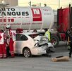 Paramédicos de la Cruz Roja atendiendo a un conductor lesionado en choque.