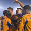 Jugadores de Tigres celebrando el gol de Juan Brunetta que abrió el marcador.