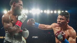 Lamont Roach y Pitbull Cruz intercambiando golpes arriba del ring.