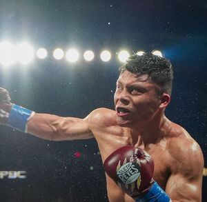 Lamont Roach y Pitbull Cruz intercambiando golpes arriba del ring.