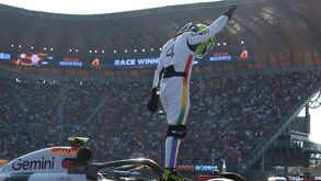 Lando Norris festejando su victoria en el Gran Premio de México 2025.