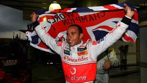 Lewis Hamilton festejando su primer título en Fórmula 1 de la mano de McLaren en 2008.