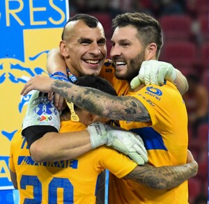 André Gignac, Javier Aquino y Nahuel Guzmán abrazados en el campeonato ante Chivas.