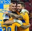 André Gignac, Javier Aquino y Nahuel Guzmán abrazados en el campeonato ante Chivas.