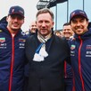 Max Verstappen, Christian Horner y Checo Pérez festejando el Campeonato de Constructores de Red Bull en la temporada 2023.