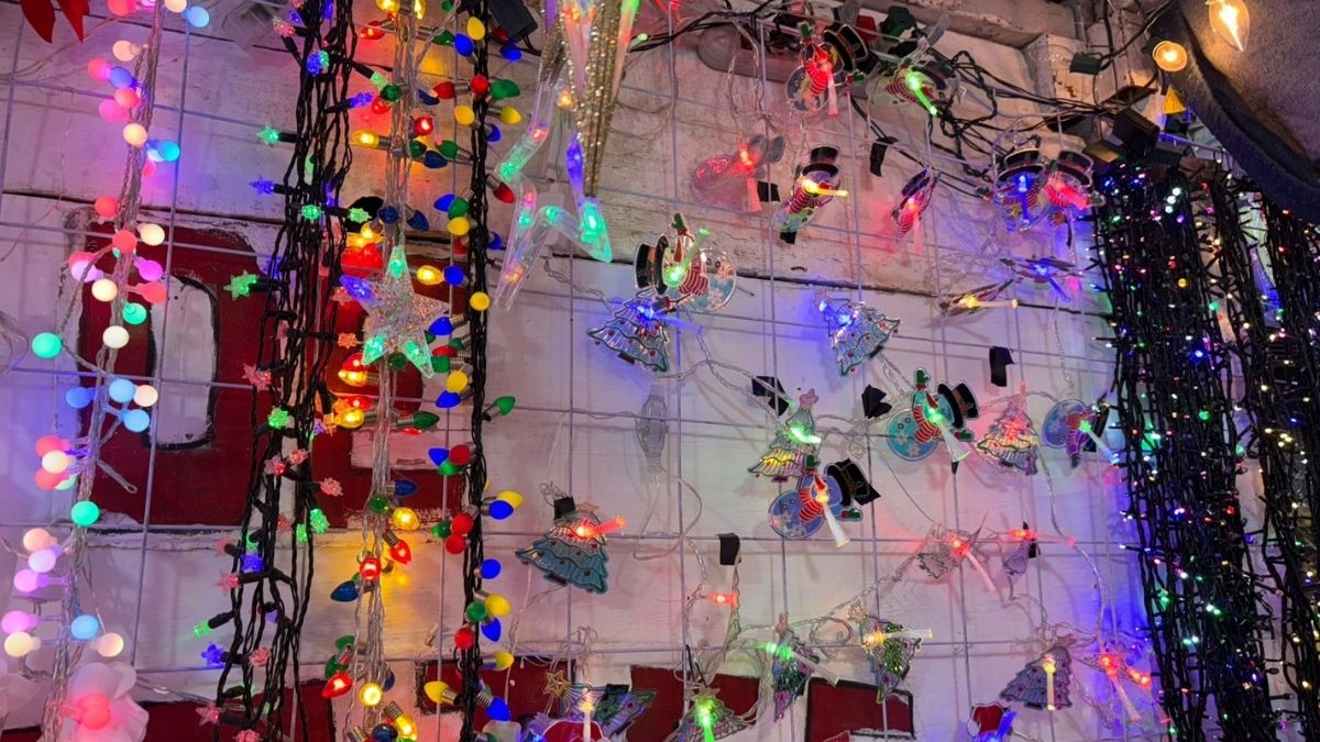 Luces en venta en el Mercado Navideño de Torreón