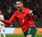 Cristiano Ronaldo festejando un gol con la Selección de Portugal en las eliminatorias de UEFA para el Mundial 2026.