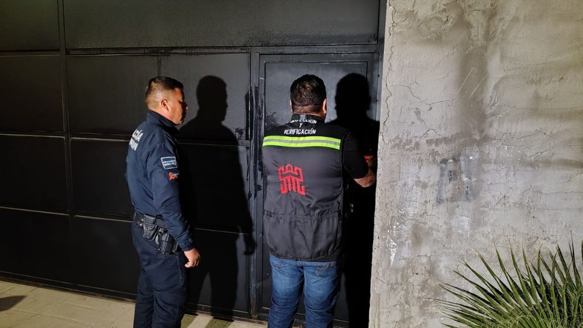 Quinta clausurada con parejas teniendo intimidad en Ejido La Rosita