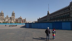 Familia paseando en el Zócalo de la Ciudad de México.