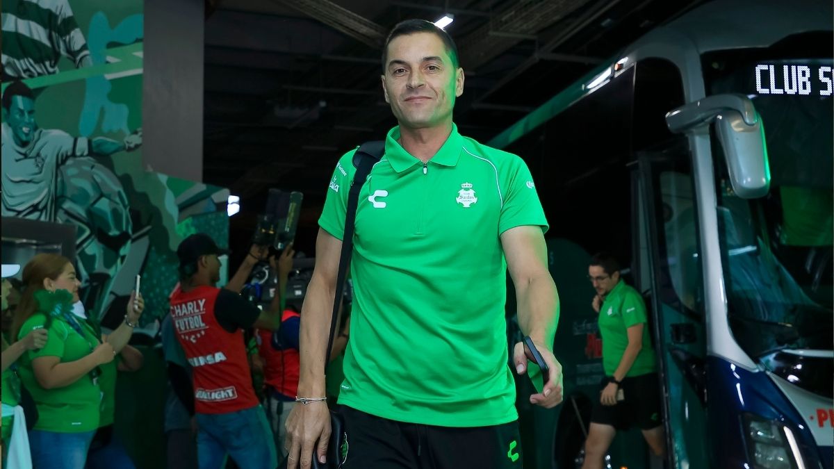 Francisco Rodríguez, técnico de Santos, caminando por el TSM