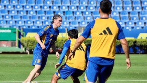 Marcelo Flores y jugadores de Tigres entrenando luego del partido de semifinal.